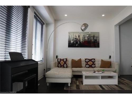 113 Aird Court, Milton, ON - Indoor Photo Showing Living Room