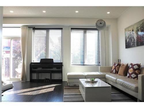 113 Aird Court, Milton, ON - Indoor Photo Showing Living Room