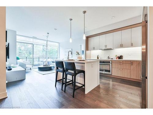 411-1575 Lakeshore Road W, Mississauga, ON - Indoor Photo Showing Kitchen With Upgraded Kitchen