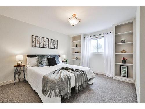 99-1221 Dundix Road, Mississauga, ON - Indoor Photo Showing Bedroom