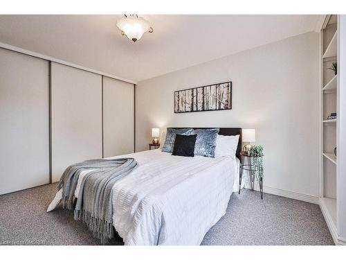 99-1221 Dundix Road, Mississauga, ON - Indoor Photo Showing Bedroom