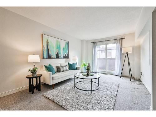 99-1221 Dundix Road, Mississauga, ON - Indoor Photo Showing Living Room