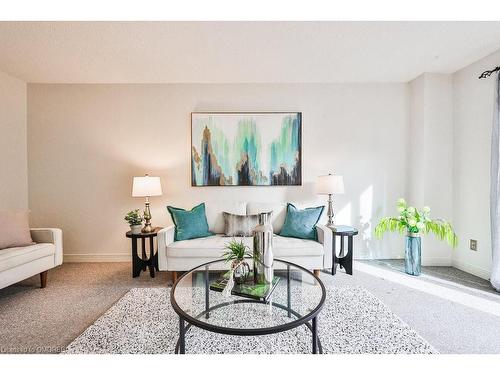 99-1221 Dundix Road, Mississauga, ON - Indoor Photo Showing Living Room