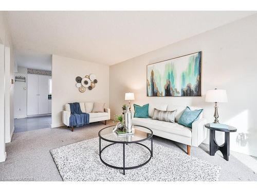 99-1221 Dundix Road, Mississauga, ON - Indoor Photo Showing Living Room