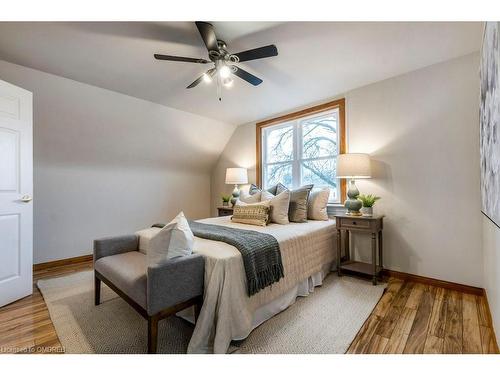 366 East 25Th Street, Hamilton, ON - Indoor Photo Showing Bedroom