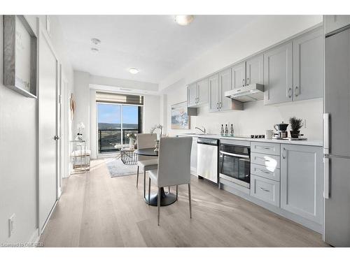 522-600 North Service Road, Hamilton, ON - Indoor Photo Showing Kitchen With Upgraded Kitchen