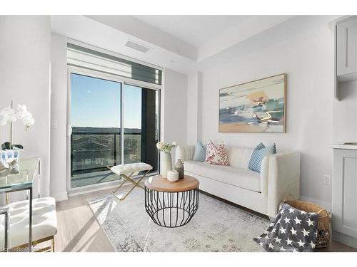 522-600 North Service Road, Hamilton, ON - Indoor Photo Showing Living Room