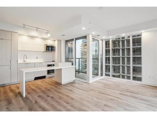 1610-370 Martha Street, Burlington, ON - Indoor Photo Showing Kitchen With Upgraded Kitchen