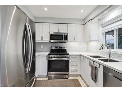 7 Wyoming Trail, Brampton, ON - Indoor Photo Showing Kitchen With Double Sink With Upgraded Kitchen