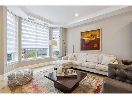 310-1441 Elgin Street, Burlington, ON - Indoor Photo Showing Living Room