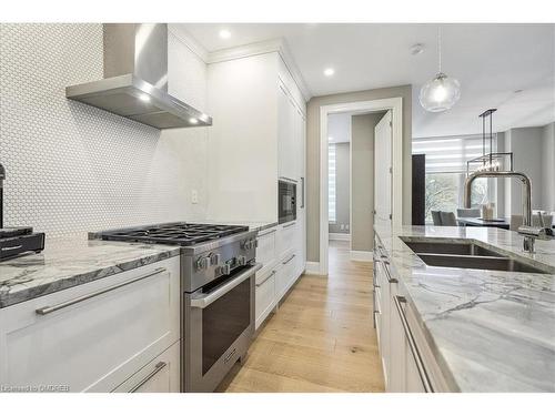 310-1441 Elgin Street, Burlington, ON - Indoor Photo Showing Kitchen With Double Sink With Upgraded Kitchen