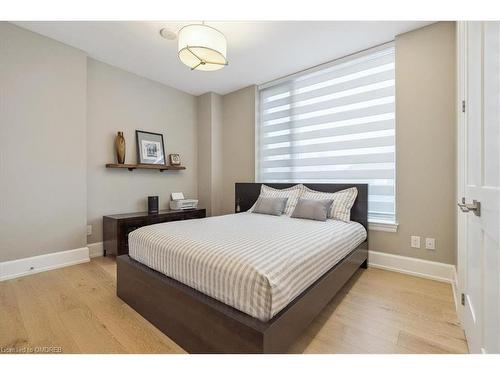 310-1441 Elgin Street, Burlington, ON - Indoor Photo Showing Bedroom