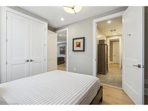 310-1441 Elgin Street, Burlington, ON - Indoor Photo Showing Bedroom