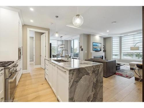 310-1441 Elgin Street, Burlington, ON - Indoor Photo Showing Kitchen With Double Sink With Upgraded Kitchen