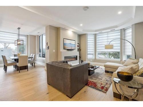 310-1441 Elgin Street, Burlington, ON - Indoor Photo Showing Living Room