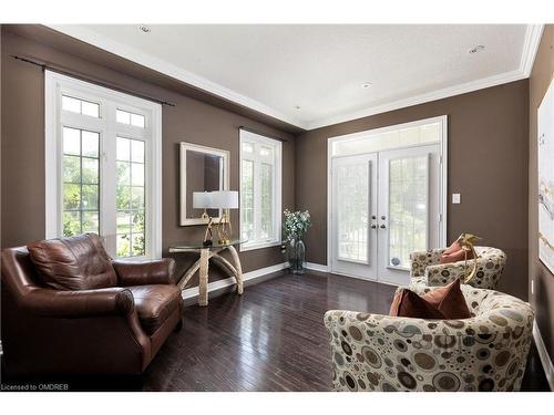 2223 Whistling Springs Crescent, Oakville, ON - Indoor Photo Showing Living Room