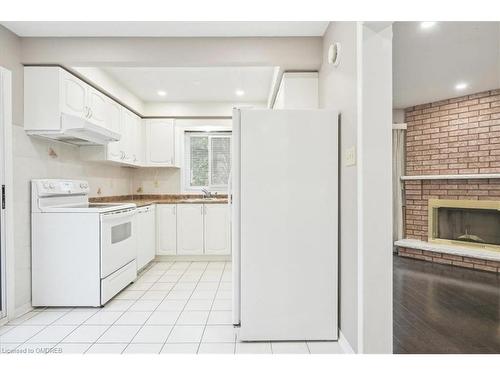 560 Marlatt Drive, Oakville, ON - Indoor Photo Showing Kitchen