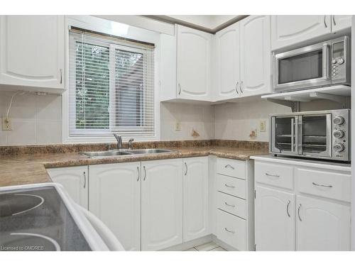 560 Marlatt Drive, Oakville, ON - Indoor Photo Showing Kitchen With Double Sink