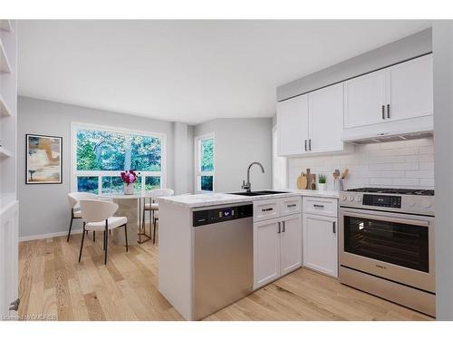 3465 Wilmot Crescent, Oakville, ON - Indoor Photo Showing Kitchen