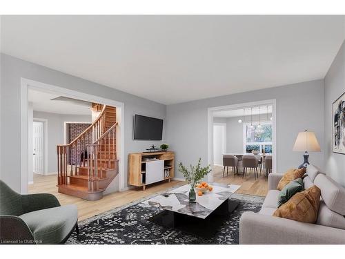 3465 Wilmot Crescent, Oakville, ON - Indoor Photo Showing Living Room