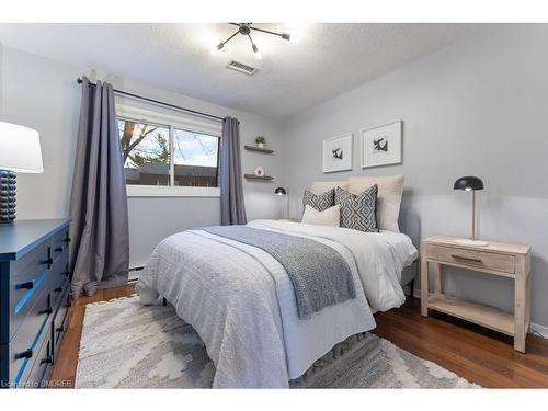 179-2050 Upper Middle Road, Burlington, ON - Indoor Photo Showing Bedroom