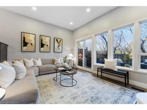 179-2050 Upper Middle Road, Burlington, ON - Indoor Photo Showing Living Room