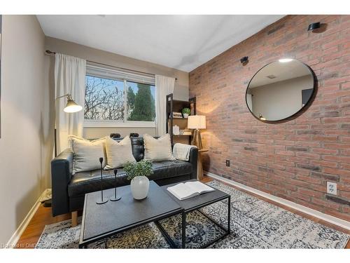 179-2050 Upper Middle Road, Burlington, ON - Indoor Photo Showing Living Room