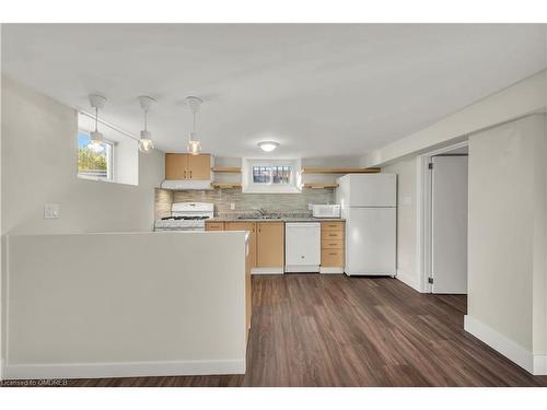 B-36 Ferrara Street, Hamilton, ON - Indoor Photo Showing Kitchen