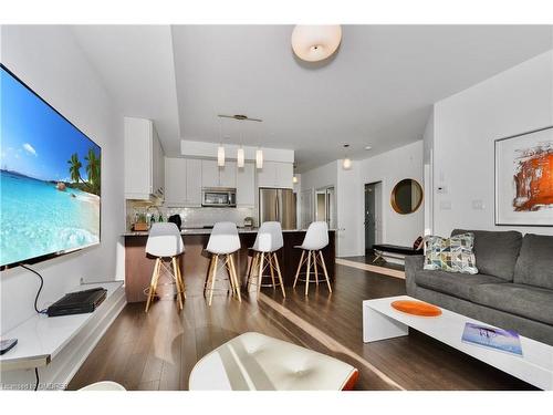 311-128 Garden Drive, Oakville, ON - Indoor Photo Showing Living Room