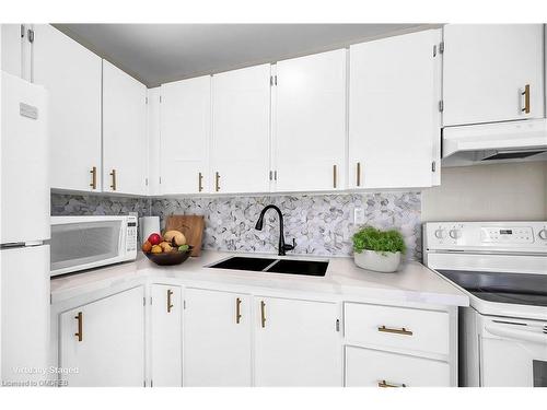 11-8 Eastview Avenue, Hamilton, ON - Indoor Photo Showing Kitchen