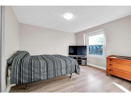 11-8 Eastview Avenue, Hamilton, ON - Indoor Photo Showing Bedroom