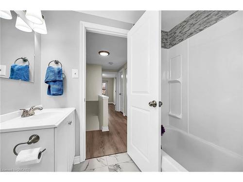 11-8 Eastview Avenue, Hamilton, ON - Indoor Photo Showing Bathroom