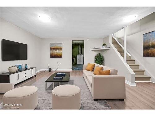 11-8 Eastview Avenue, Hamilton, ON - Indoor Photo Showing Living Room