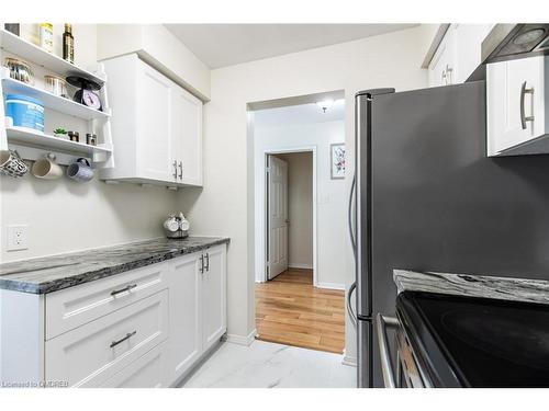 24-2004 Glenada Crescent, Oakville, ON - Indoor Photo Showing Kitchen