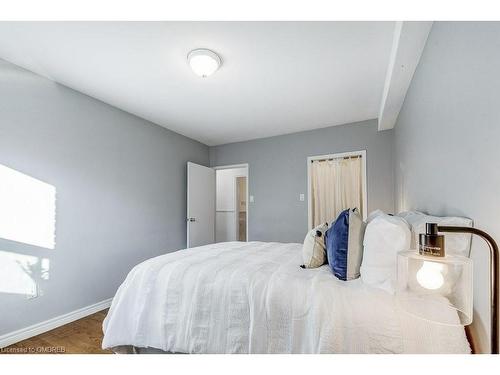 201-81 Charlton Avenue E, Hamilton, ON - Indoor Photo Showing Bedroom