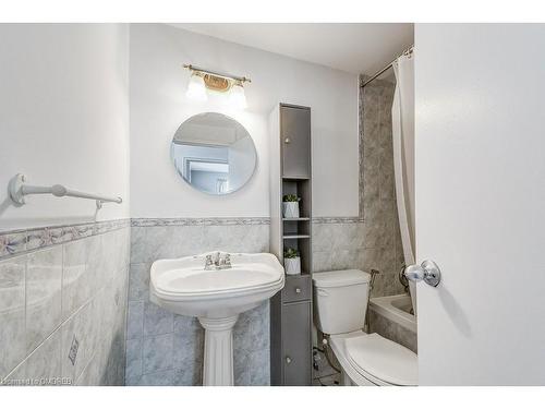 201-81 Charlton Avenue E, Hamilton, ON - Indoor Photo Showing Bathroom