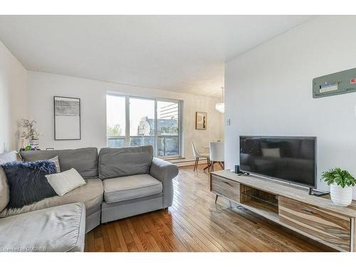 201-81 Charlton Avenue E, Hamilton, ON - Indoor Photo Showing Living Room