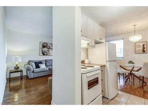 201-81 Charlton Avenue E, Hamilton, ON - Indoor Photo Showing Kitchen