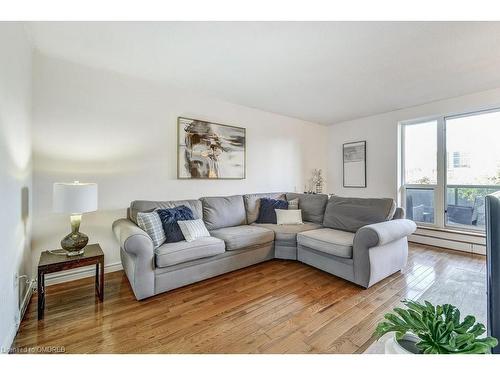 201-81 Charlton Avenue E, Hamilton, ON - Indoor Photo Showing Living Room