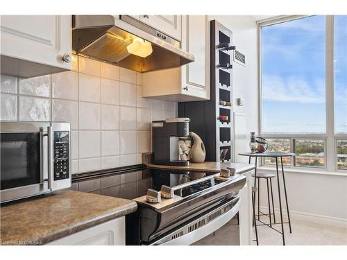 2113-55 Strathaven Drive, Mississauga, ON - Indoor Photo Showing Kitchen