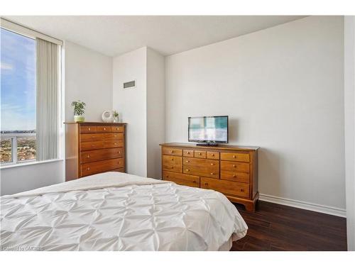 2113-55 Strathaven Drive, Mississauga, ON - Indoor Photo Showing Bedroom