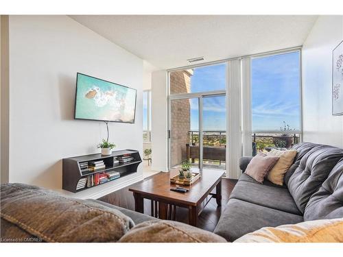 2113-55 Strathaven Drive, Mississauga, ON - Indoor Photo Showing Living Room