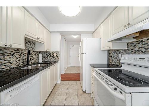 1004-400 Webb Drive, Mississauga, ON - Indoor Photo Showing Kitchen With Double Sink