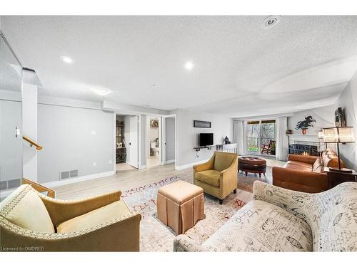 15-2155 Duncaster Drive, Burlington, ON - Indoor Photo Showing Living Room