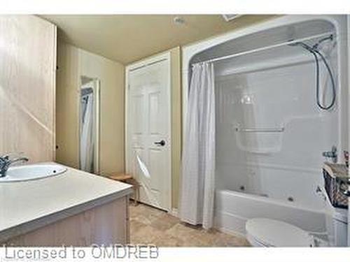 105-1490 Bishops Gate, Oakville, ON - Indoor Photo Showing Bathroom