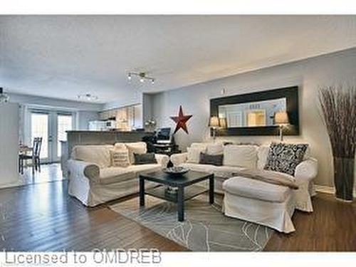 105-1490 Bishops Gate, Oakville, ON - Indoor Photo Showing Living Room