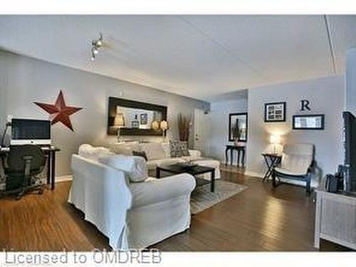 105-1490 Bishops Gate, Oakville, ON - Indoor Photo Showing Living Room