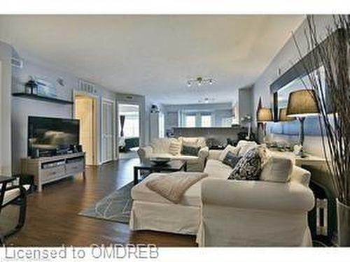 105-1490 Bishops Gate, Oakville, ON - Indoor Photo Showing Living Room