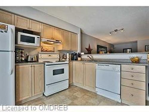 105-1490 Bishops Gate, Oakville, ON - Indoor Photo Showing Kitchen