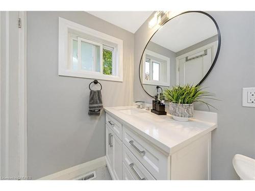 349 Delrex Boulevard, Halton Hills, ON - Indoor Photo Showing Bathroom